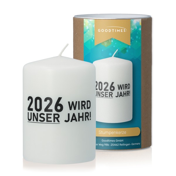 Goodtimes Stumpenkerze Weiß mit Text "2026 WIRD UNSER JAHR" 8 x 6cm
